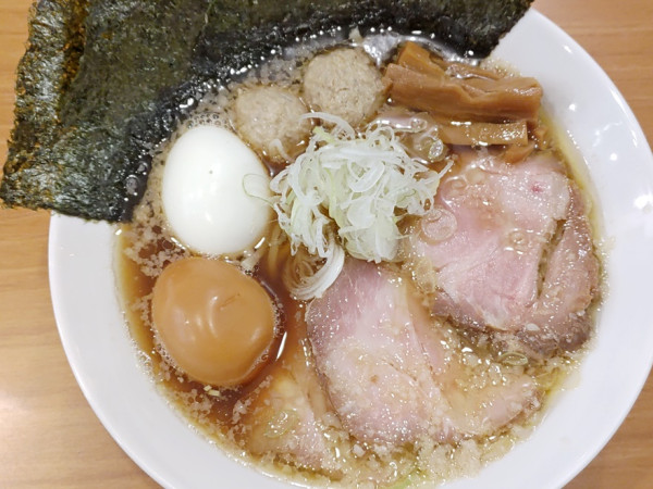 「全部のせ醤油らーめん（燻製たまご）＋塩たまご」@しののめヌードルの写真