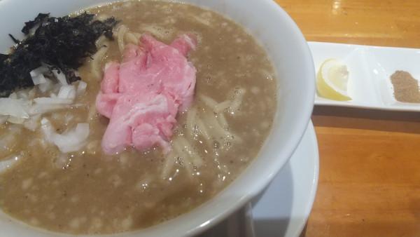 「濃厚煮干しそば大　魚粉+レモン（無料）背脂増し」@中華そば 山下の写真