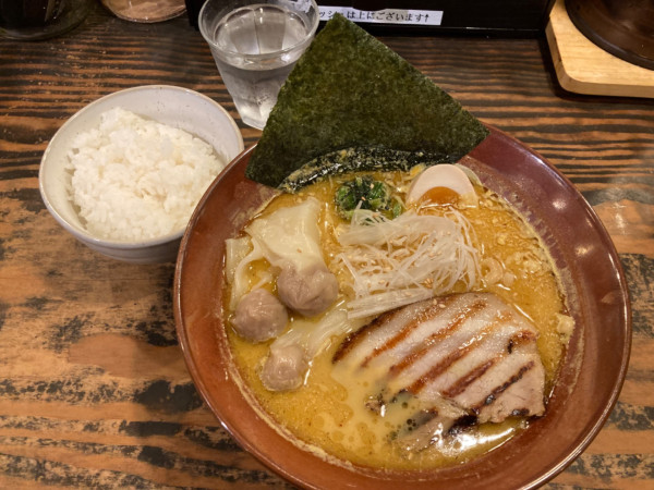 「カレーラーメンワンタン入り（サービスライス）」@西麻布 しゅういち 等々力店の写真