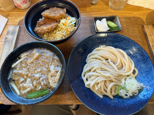 「お昼のセット（肉つけ汁うどん＋ソースカツ丼＋お新香）1200」@つけ汁うどんつる屋の写真