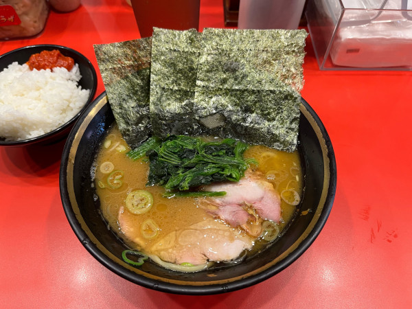 「ラーメン、ライス1050円」@横浜家系総本山 吉村家直系店 ラーメン内田家の写真