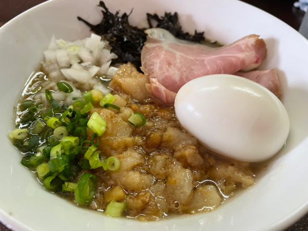 「濃厚煮干そば 醤油＋味玉＋背脂（1550円）」@2番ライト 煮干男の写真