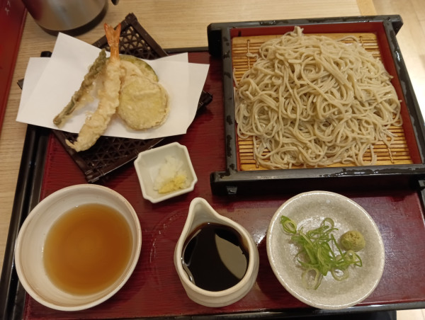 「天ぷら盛り合わせと特盛そば(¥1,140)」@家族亭 高槻店の写真