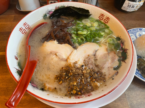 「熊本玉名ラーメン+おにぎり」@濃厚豚骨 くまめん 神田店の写真