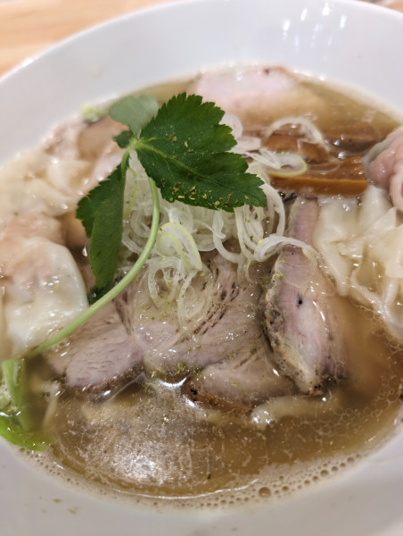 「MIXワンタン塩煮干し」@地球の中華そばの写真