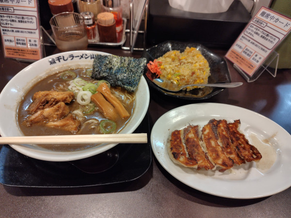 「煮干し豚骨チャーシュー（細麺）.焼餃子.ミニチャーハン」@煮干しラーメン山岡家 久喜店の写真