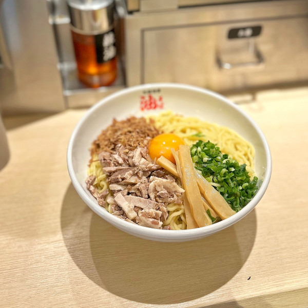 「油そば＋B（肉増し・フライドオニオン・卵黄）」@元祖油堂 東京ラーメン横丁店の写真