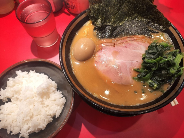 「王道乃印ラーメン中盛り サービスライス」@王道家直伝 家系ラーメン 本ごう家王道乃印の写真