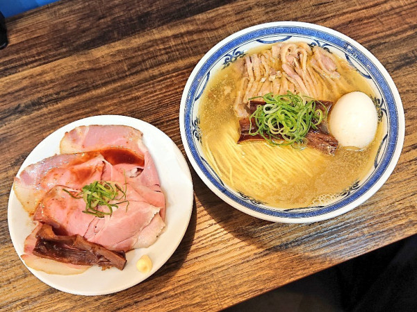 「親鶏煮干し塩ラーメン、味玉、肉丼」@むかん 初台の写真