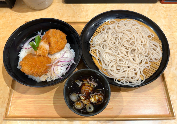 「おろしヒレカツ丼セット(670円)」@小諸そば 九段下駅前店の写真