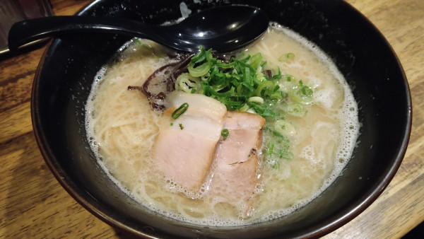 「とんこつら〜めん」@らーめんや よしともの写真