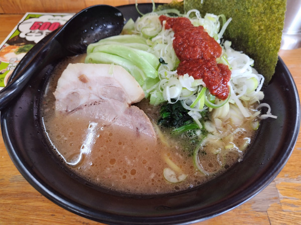 「とんこつ醤油ラーメン　※㋗で５００円　＋ねぎ＋豆板醤：無料」@横浜ラーメン 萬年家の写真