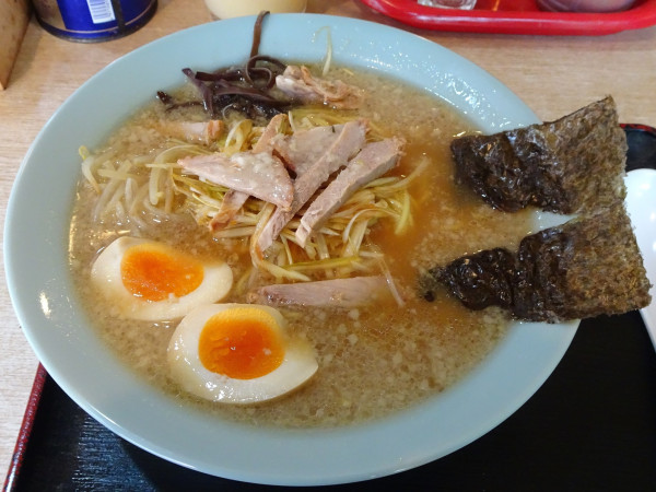 「ネギ肉ラーメン：並（900円）＋味玉子（100円）」@麺ショップ 花路の写真