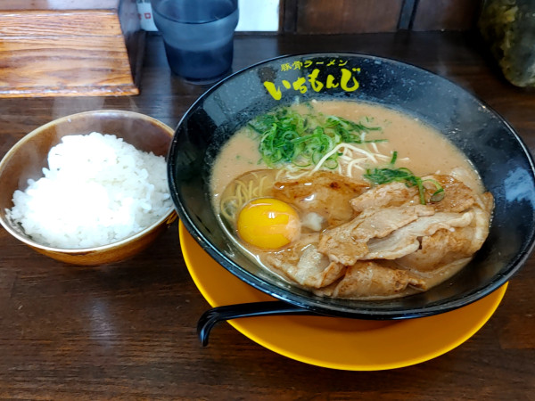 「肉玉ラーメン（小ライス付き：800円）」@豚骨ラーメン いちもんじ 北本店の写真