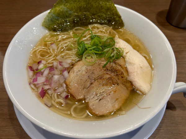 「魚介薫る塩らぁ麺 880円」@らぁ麺 ひよこの写真
