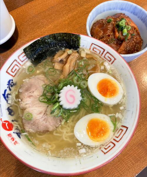 「Ｃセット（かもめラーメン ＋ サーモン丼）1,280円 +α」@気仙沼 かもめ食堂の写真