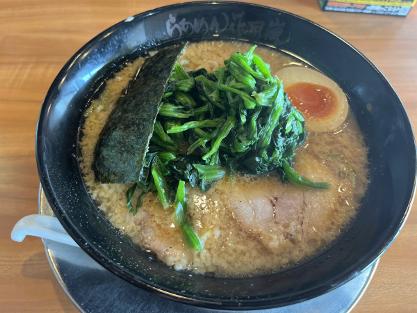 「嵐げんこつらぁめん　ほうれん草　中太麺」@らあめん花月嵐 上尾原市店の写真