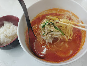 「ランチ 赤麺＋白飯(900)」@牛骨屋BBの写真