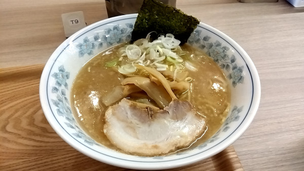 「豚骨醤油ラーメン（１，０００円）」@麻布ラーメン 慶応三田店の写真