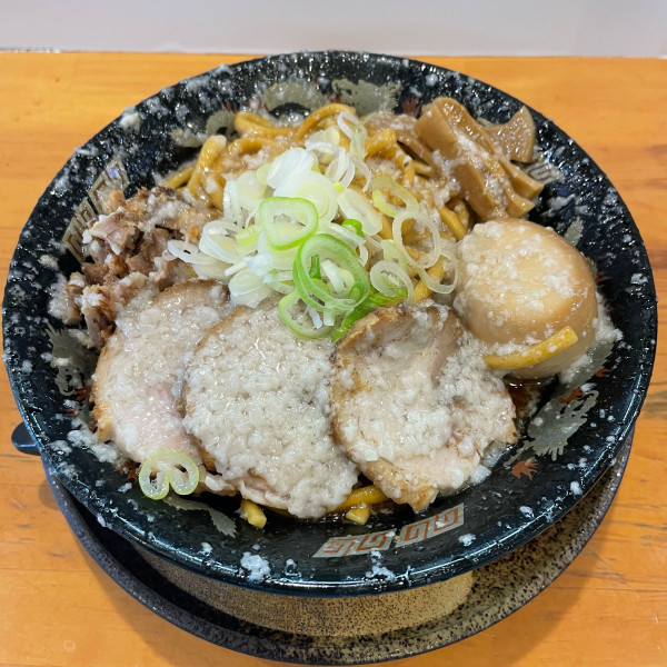 「爆盛油脂麺(300g)+ライス  ￥1000+￥150」@らーめん 平太周 神保町店の写真