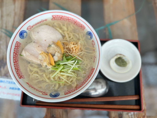 「貝出汁旨味ソバ塩(白)990円」@ラーメン ウミノイロの写真