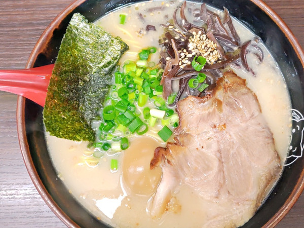 「博多キクラゲラーメン+味玉」@博多ラーメン 長浜や 青物横丁店の写真