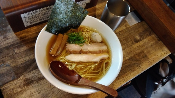「鶏と鯛煮干しの塩ラーメン」@らーめん チキントの写真