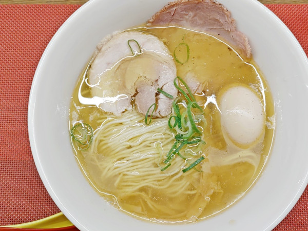 「鶏清湯塩らぁめん＋味玉子」@麺LOUISの写真
