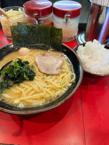 「醬油ラーメン+半ライス」@らっち家 下川井店の写真