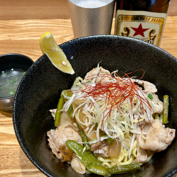 「塩豚まぜそば＋瓶ビール」@TOMORROW NEVER NOODLESの写真