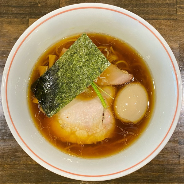 「醤油らぁ麺（麺少なめ）¥950 味玉 ¥150」@らぁ麺  麦一粒の写真