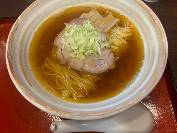 「煮干し醤油らーめん　釜玉和え麺にぼし」@麺屋むどうの写真