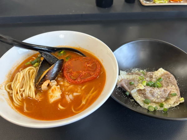 「鯛かおるトマトラーメン1180円、水餃子300円」@麺道 千里の写真