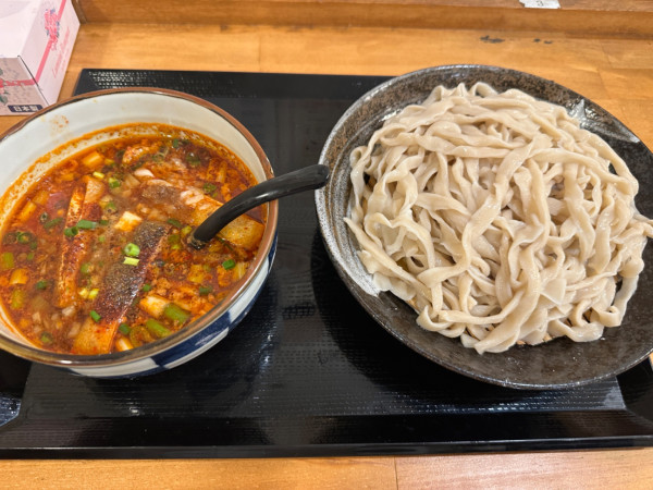 「辛豚肉汁うどん（大盛・560g・辛さ1・山椒1）980円」@上州濃厚激辛うどん 麺蔵の写真