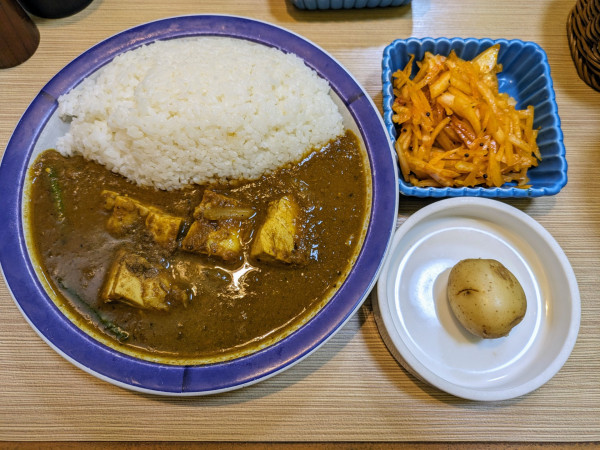 「チキンカリー＋玉ねぎのアチャール」@エチオピアカリーキッチン 高田馬場店の写真