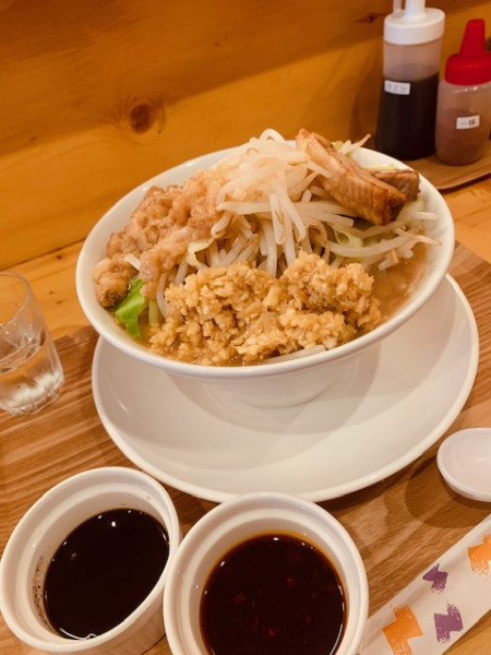 「らーめん900円 黒マ～油50円 食べるラ～油50円」@豚ギャングの写真