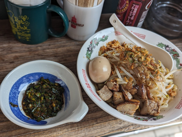 「汁なしラーメン味玉と辛ニラトッピング」@JAGGER'S HOTDOGの写真