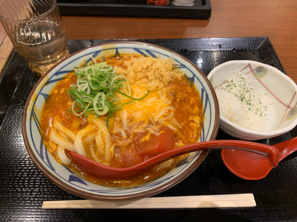 「チーズトマかまカレーうどん 920円」@丸亀製麺 武蔵府中ル・シーニュ店の写真
