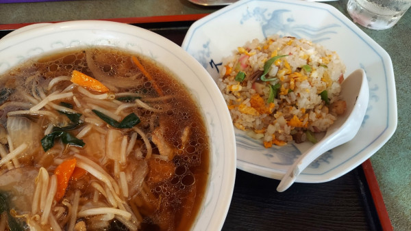 「半チャーハンとモヤシラーメン 850円」@中華料理 山久の写真