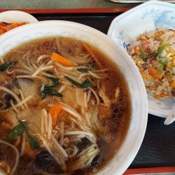 モヤシラーメンと半チャーハン 850円