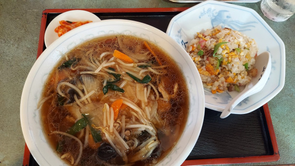 「モヤシラーメンと半チャーハン 850円」@中華料理 山久の写真