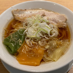 生わんたんらぁめん専門店 赤黄緑の画像