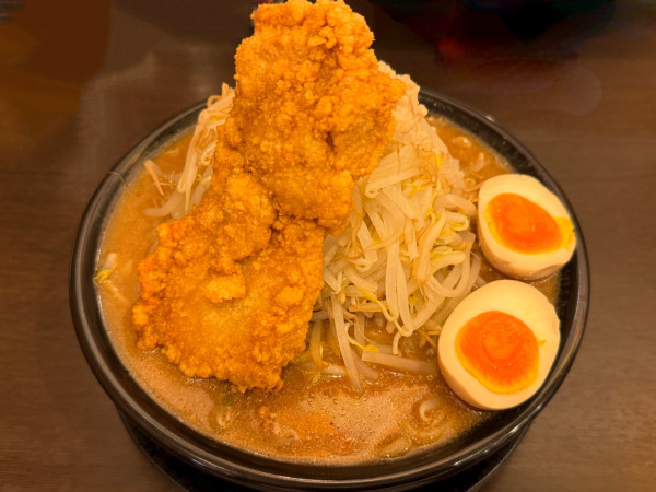 「ガッツリ系味噌ラーメン1050円+半熟煮たまご140円」@熟成味噌ラーメン専門店 ミソウソツカナイの写真
