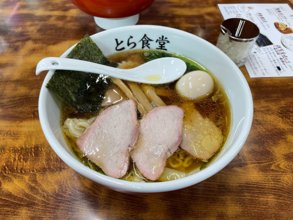 「焼豚ワンタン麺 + 半熟玉子煮玉子」@とら食堂の写真