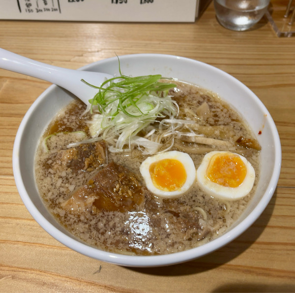 「背脂煮干し醤油 精密（あっさり）+とろ肉一本（1350円）」@神戸肉そば にぽせの写真