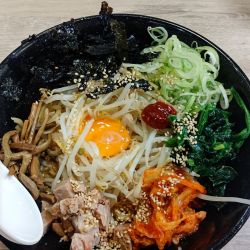 ビビンバまぜそば　880円