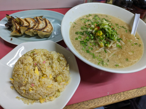 「半チャンラーメンセット➕こってり味噌に変更」@とんとんラーメンの写真
