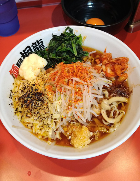 「辛いらーめん+チーズ､ほうれん草､マヨ､生卵､アレ=キムチ」@麺屋 桐龍 久喜店の写真