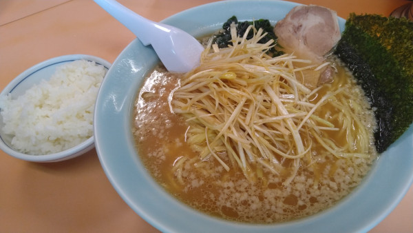 「ネギラーメン、半ライス」@ラーメンショップ 味源 朝霞店の写真