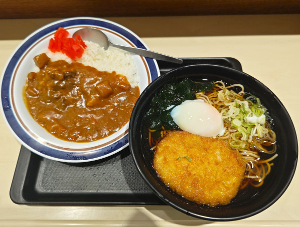 「カレーセット（かけそば）+コロッケ+温泉玉子」@名代 富士そば 市ヶ谷五番町店の写真